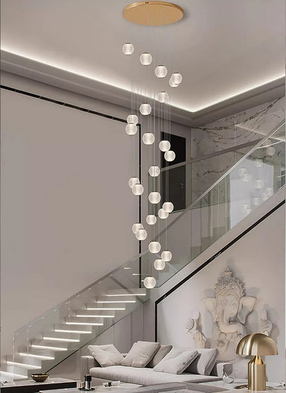 Suspensions design pour escalier de globes en verre
