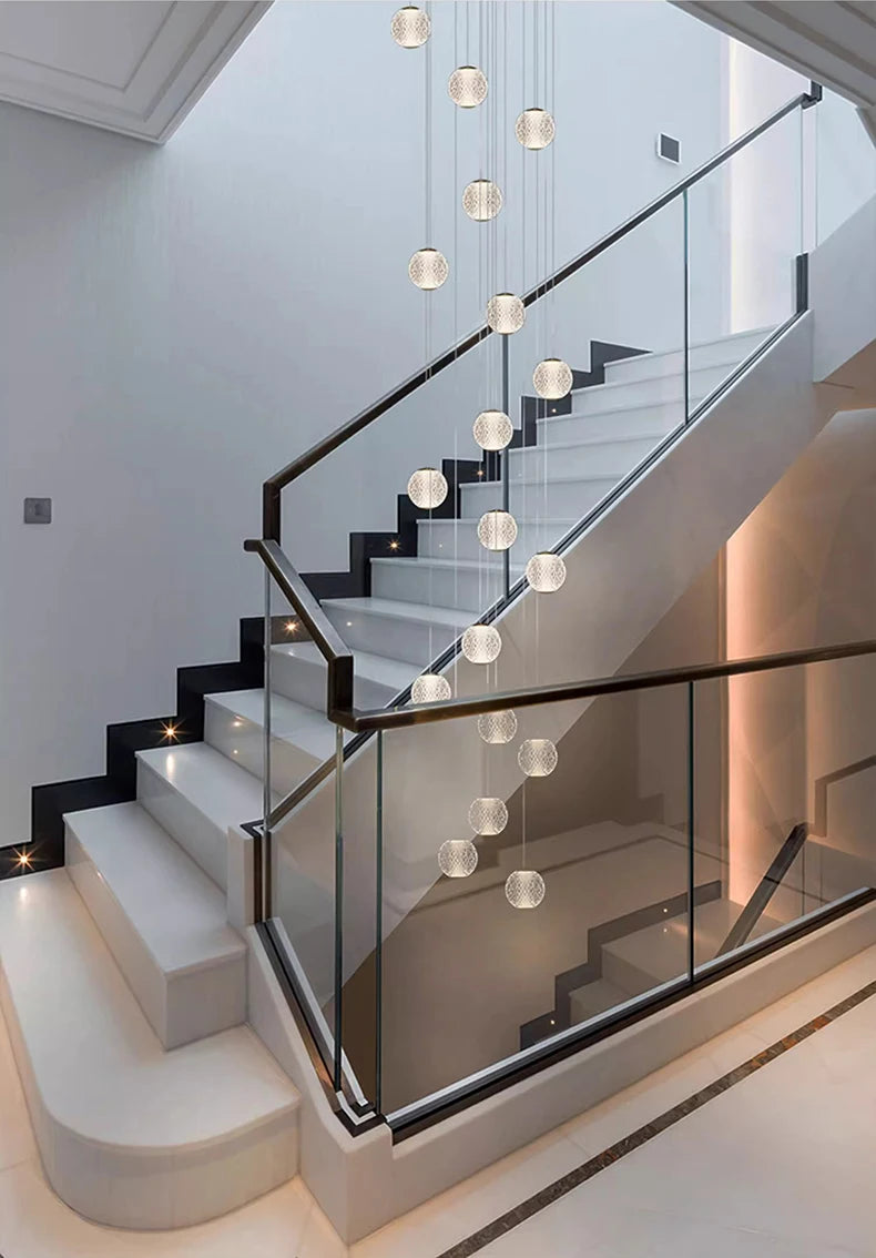 Suspensions design pour escalier de globes en verre