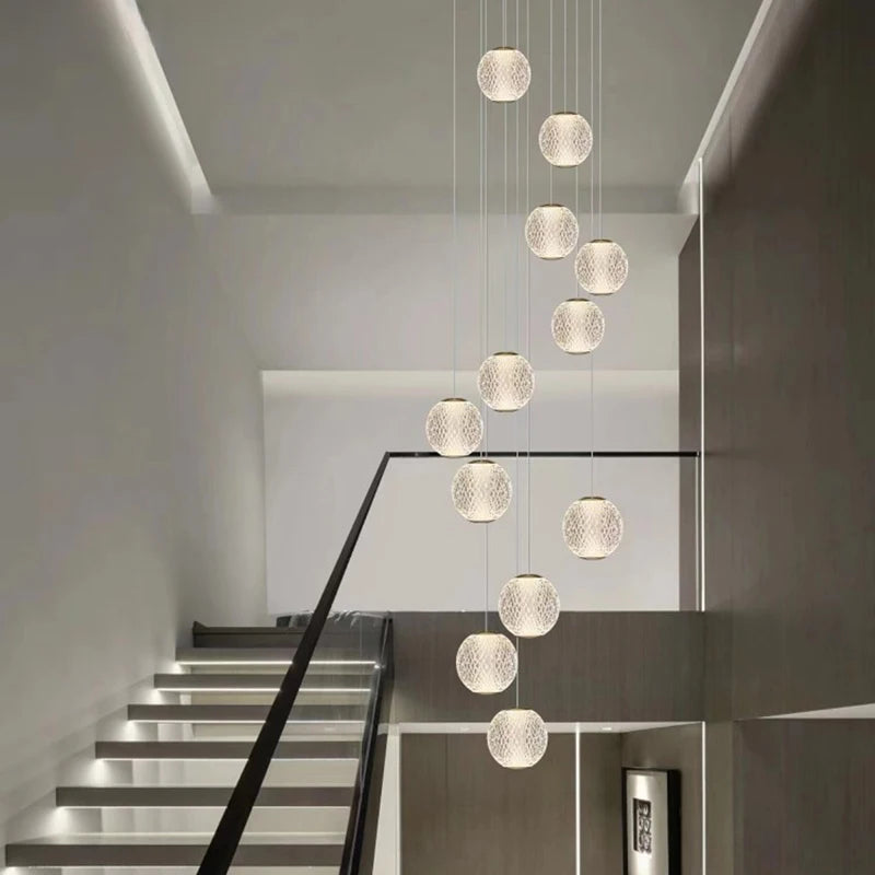 Suspensions design pour escalier de globes en verre