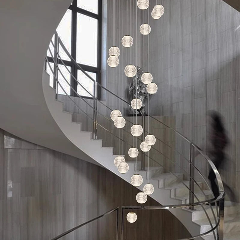 Suspensions design pour escalier de globes en verre