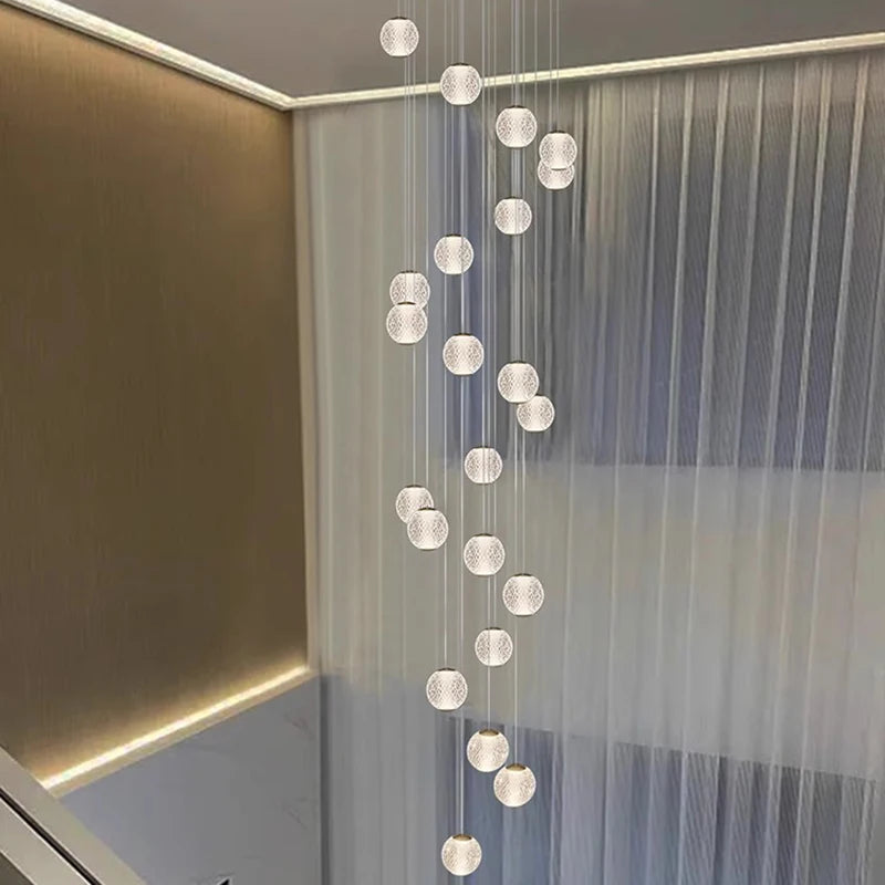 Suspensions design pour escalier de globes en verre