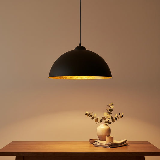 Lampe suspension noire et intérieur dorée
